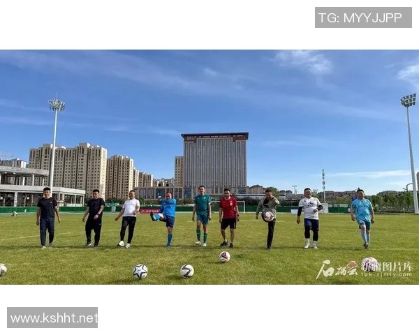 体力超群的足球明星们如何在绿茵场上展现力量与速度的完美结合